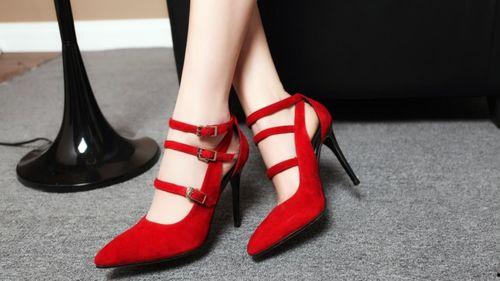 男人穿高跟鞋丝袜视频,男性时尚新潮流揭秘